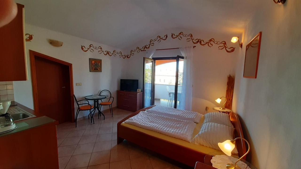 Villa Linet Funtana Exterior photo